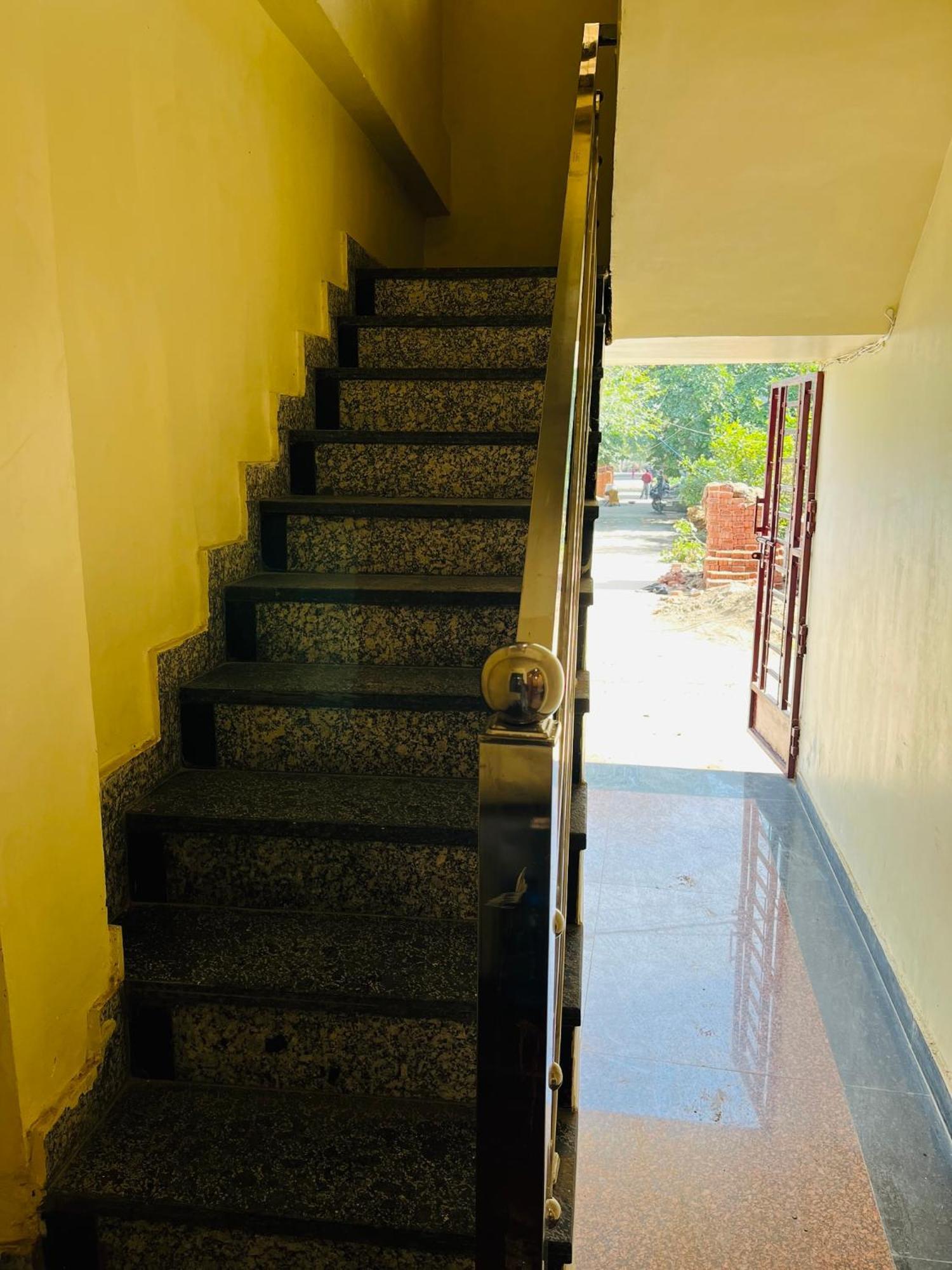 Hotel G B Palace Homestay